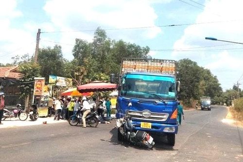 Bình Dương: Hai anh em sinh đôi tử vong thương tâm sau va chạm xe tải