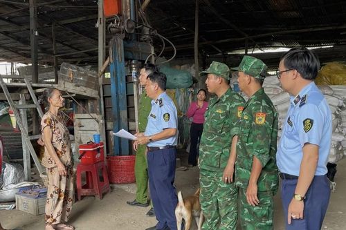 Lực lượng liên ngành tạm giữ hơn 37 tấn túi nhựa PP không rõ nguồn gốc