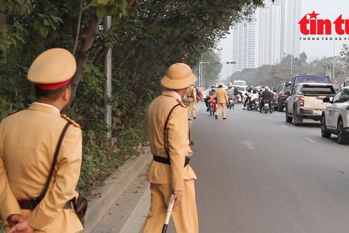 Tăng cường xử lý xe máy đi ngược chiều, đi vào đường cao tốc trên Đại lộ Thăng Long