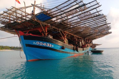 Sửa chữa nhanh tàu cá bị hỏng máy phát điện của ngư dân Quảng Ngãi