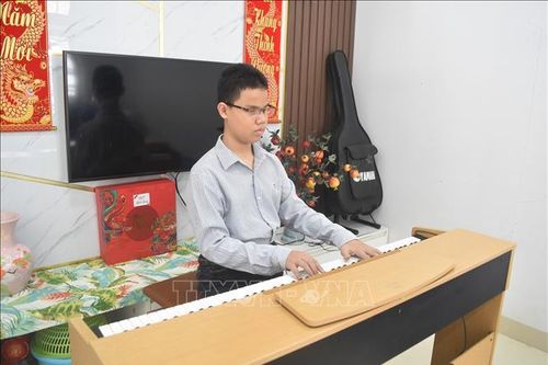 Ánh sáng qua những phím đàn