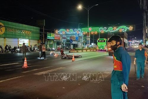 Tông xe máy vào xe khách giường nằm, 2 thanh niên thương vong