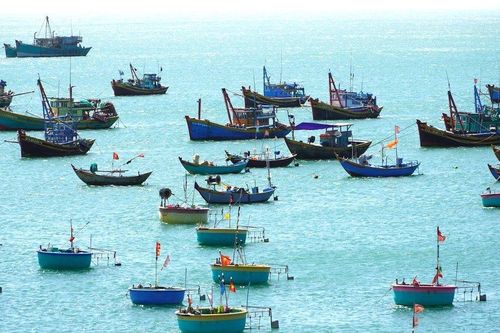 Bình Thuận: Sóng lớn đánh chìm tàu cá, một thuyền viên mất tích