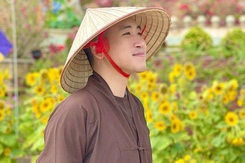 Thực hư hình ảnh vlogger Huy Cung xuống tóc xuất gia gây xôn xao?