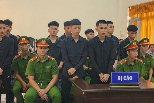 Hơn 40 năm tù cho nhóm thanh niên dùng hung khí chém người
