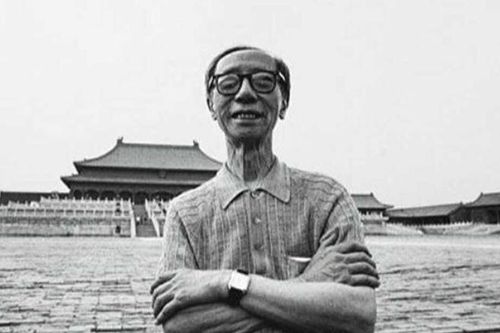 Được nhóm người già gọi là 'Hoàng đế' khi đi xe buýt, Phổ Nghi trả lời một câu khiến ai cũng im thin thít