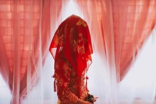 Rùng mình trước nguồn gốc cô dâu thời xưa phải đội 'khăn trùm đầu đỏ'