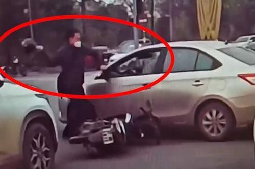 Đâm xe máy vào ô tô, thanh niên hùng hổ đập vỡ kính, ném mũ bảo hiểm vào nữ tài xế