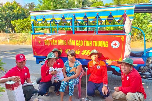 Mô hình 'Nắm gạo tình thương' ở xã Phú Hội