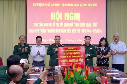 Trao hỗ trợ kinh phí xây nhà tình nghĩa quân dân