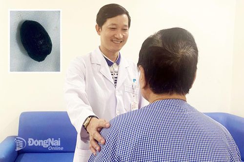 Cấp cứu kịp thời một cụ ông tắc ruột do nuốt quả ô mai