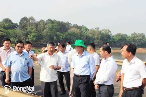 Phó bí thư thường trực Tỉnh ủy Hồ Thanh Sơn khảo sát các dự án thủy lợi