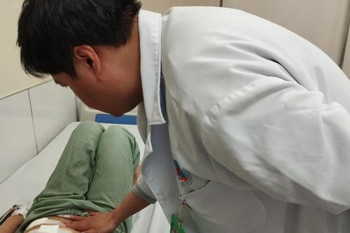 1 phụ nữ nuốt ghim hồ sơ vào bụng mà không biết