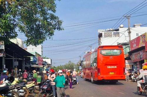 Họp chợ lấn vỉa hè, lòng đường Nơ Trang Long