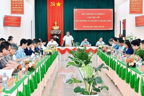 Bí thư Tỉnh ủy Hồ Văn Niên: Mang Yang cần tăng cường quản lý, bảo vệ rừng gắn với tạo sinh kế cho người dân