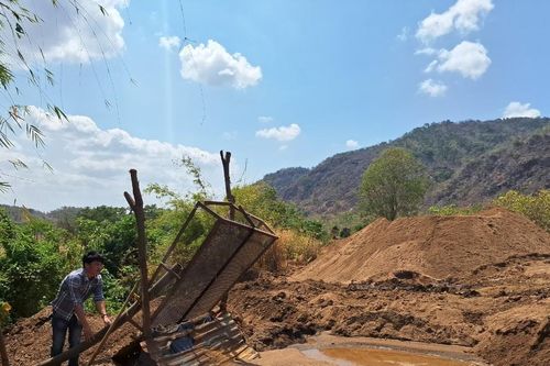 Khai thác trái phép hàng chục m3 cát tại xã Ia Blứ
