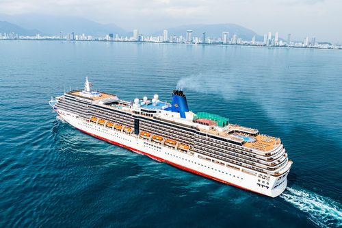 Tàu du lịch biển Arcadia mang hơn 1.700 khách du lịch đến Nha Trang