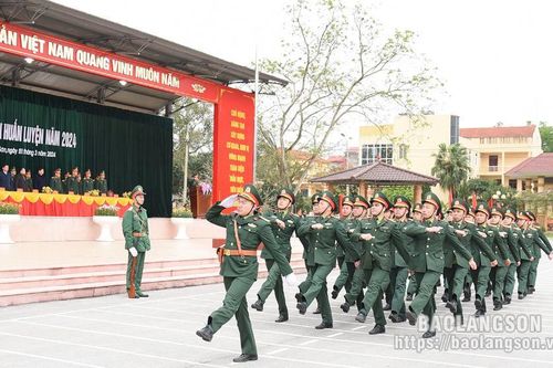 Xây dựng lực lượng vũ trang tiến lên chính quy và hiện đại