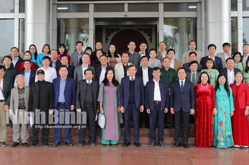 Thường trực Tỉnh ủy gặp mặt đại biểu văn nghệ sỹ tỉnh Ninh Bình năm 2024