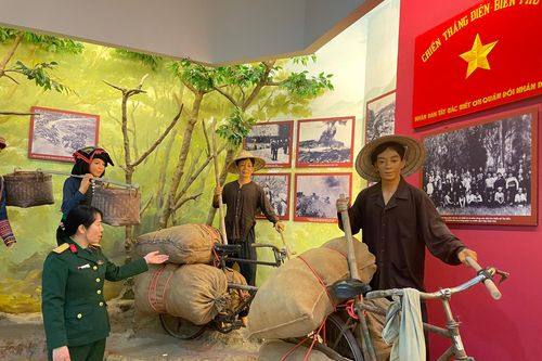 'Địa chỉ đỏ' giáo dục truyền thống cho học sinh
