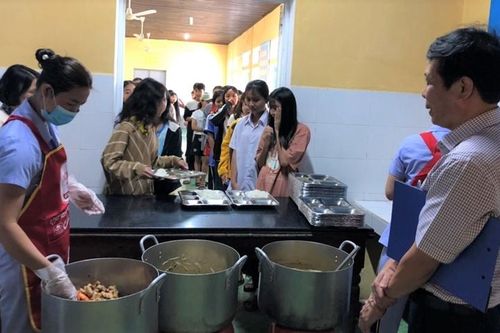 Giám sát, hỗ trợ công tác dinh dưỡng học đường tại các xã nghèo