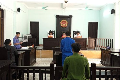 Bị kiểm tra hành chính, rút dao đâm trọng thương trưởng và phó công an phường