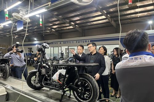Chủ tịch ADB thăm nhà máy sản xuất xe máy điện Selex Motors
