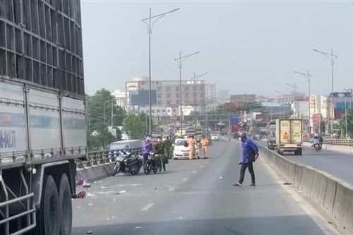 Tai nạn trên cầu vượt quốc lộ 1A khiến 2 người tử vong