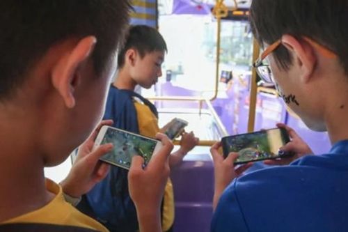 Nghiện smartphone, nhiều trẻ nhập viện vì đau khớp tay