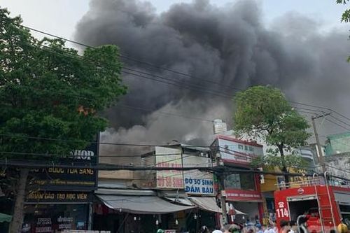 Cháy dãy cửa hàng kinh doanh, người dân nháo nhào cứu tài sản
