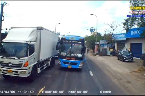 Xe khách lấn làn, cướp đường gặp tài xế 'cứng' và cái kết