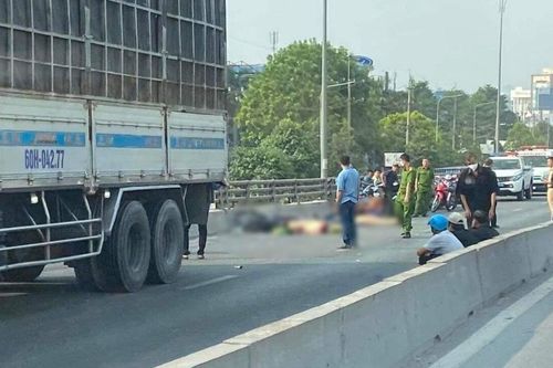 Ô tô tải va chạm xe máy trên cầu vượt, 2 người tử vong