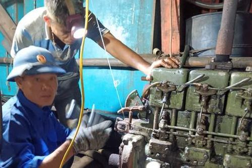 Bộ đội Hải quân ở Trường Sa giúp ngư dân khắc phục sự cố tàu cá