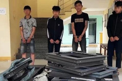 Bắt nhóm đập phá mộ lấy cửa nhôm đi bán