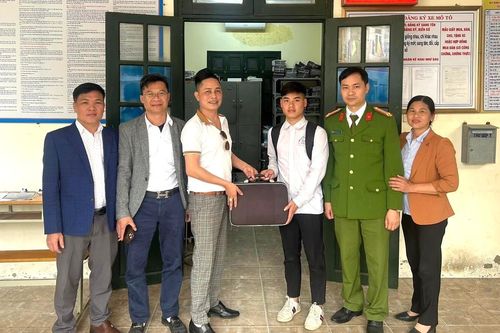 Học sinh lớp 12 trả lại hơn 600 triệu đồng nhặt được trên đường