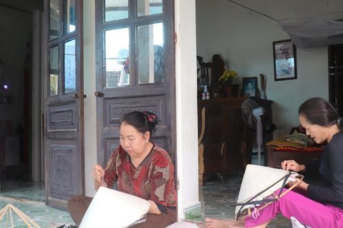 Giữ nghề đan nón lá ở Xuân Lộc