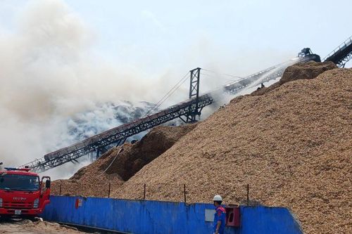 Thừa Thiên - Huế: Bãi dăm gỗ của doanh nghiệp bất ngờ bốc cháy dữ dội