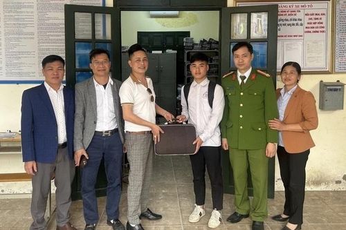 Tuyên dương học sinh lớp 12 trả lại 635 triệu đồng cho người đánh rơi