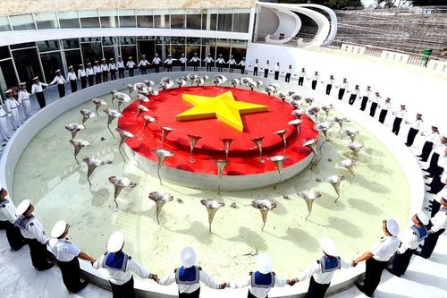 Nhiều đoàn khách dâng hương tại Khu tưởng niệm chiến sĩ Gạc Ma