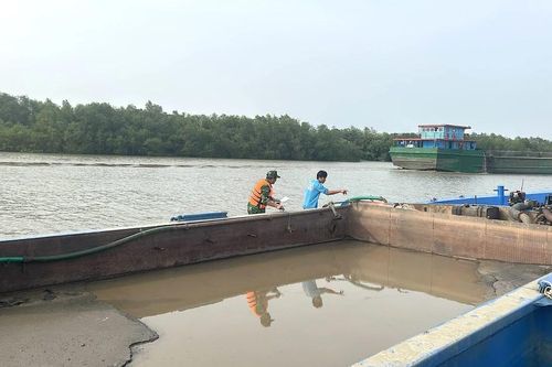 Bắt giữ 3 phương tiện vận chuyển 1.400m³ cát lậu