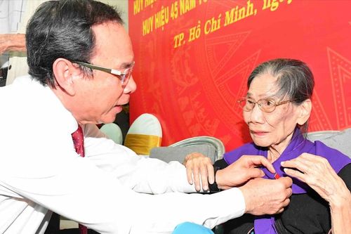 Bí thư Nguyễn Văn Nên trao Huy hiệu Đảng đến nhà thơ Lê Giang và nhạc sĩ Lư Nhất Vũ