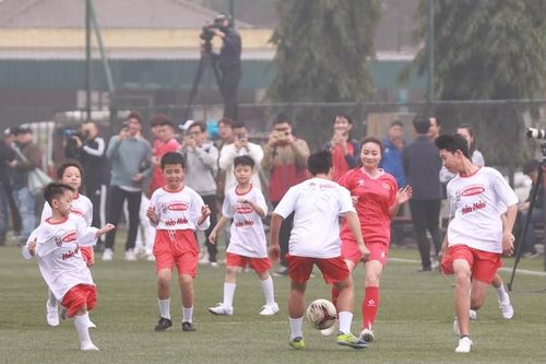 Đội tuyển Việt Nam giao lưu với trẻ em 4 làng SOS Hà Nội