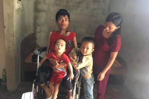 Cám cảnh cả gia đình cậu học trò lớp 3 mang trọng bệnh