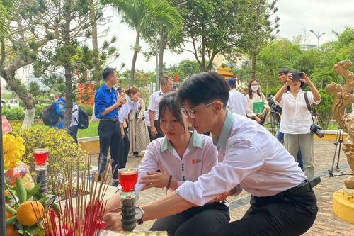 Sinh viên dâng hương tưởng nhớ các chiến sĩ hy sinh bảo vệ đảo Gạc Ma