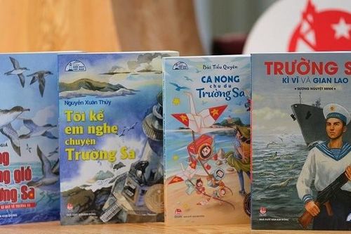 Tủ sách bồi dưỡng tình yêu biển bảo quê hương cho các em nhỏ