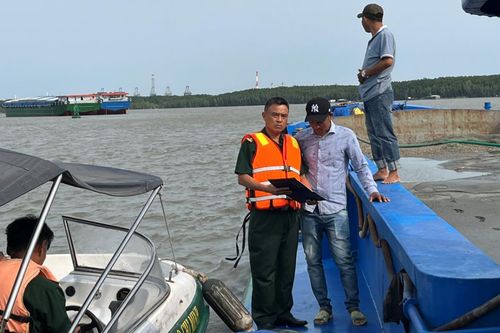 Bắt giữ các phương tiện khai thác, vận chuyển cát trái phép trên vùng biển Cần Giờ