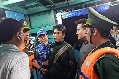 Bắt đối tượng truy nã lẩn trốn trên tàu cá