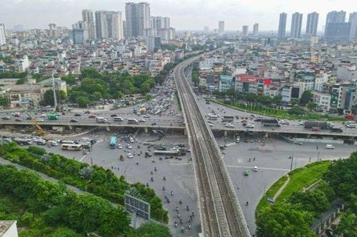 Cấm xe máy đi lên cầu vượt Mai Dịch