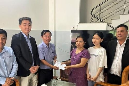 Con gái cựu binh Gạc Ma nhận học bổng 'nóng', viết tiếp ước mơ hàng không