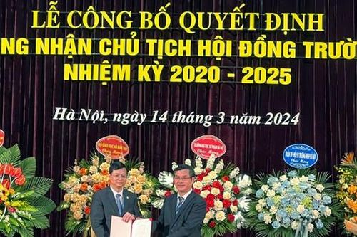 Trao quyết định bổ nhiệm Chủ tịch Hội đồng trường Trường Đại học Sư phạm Hà Nội cho PGS Nguyễn Văn Hiền